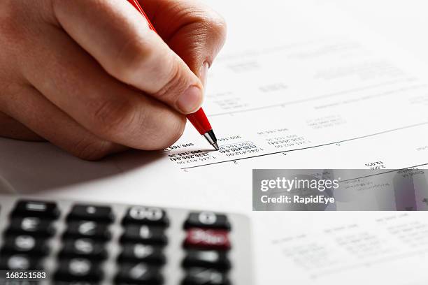 mann hand, dass artikel auf finanzielle dokument mit rechner in der nähe - banking document stock-fotos und bilder