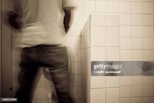 man urinating - peeing stockfoto's en -beelden