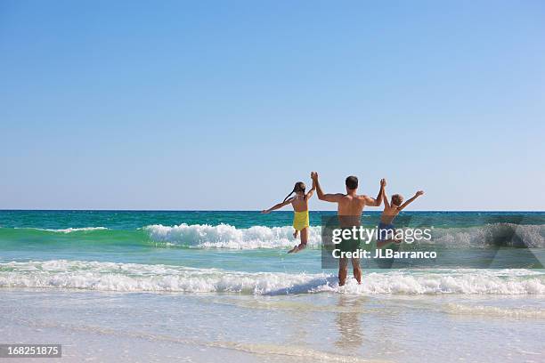daddy e crianças na praia - férias de primavera imagens e fotografias de stock
