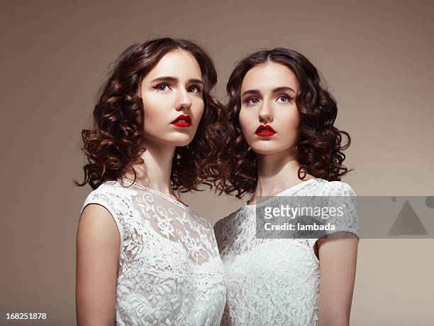 beautiful twins - kanten jurk stockfoto's en -beelden