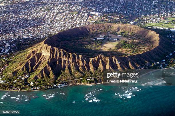 diamond head, oahu, à hawaï, vue aérienne sur le cratère - cratère volcanique photos et images de collection