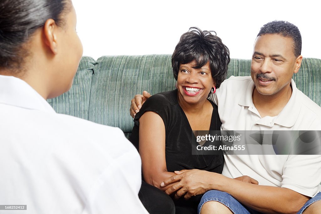 Glückliche afroamerikanischen Paar in der Ehe Berater auf Weiß