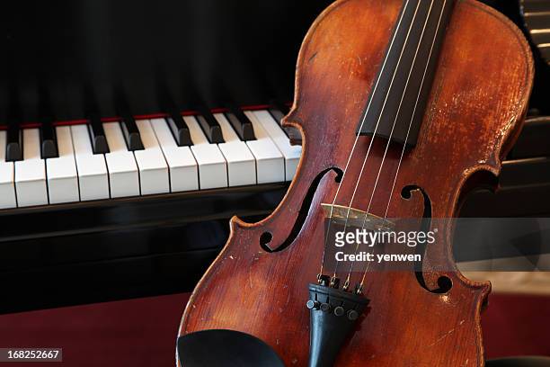 violin and piano closeup - piano stockfoto's en -beelden