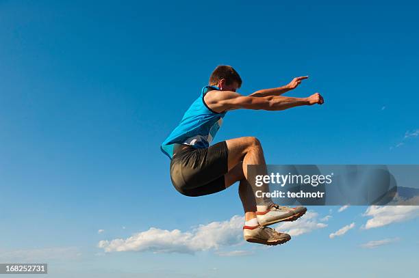 jovem atleta de salto em distância masculino - mens long jump - fotografias e filmes do acervo