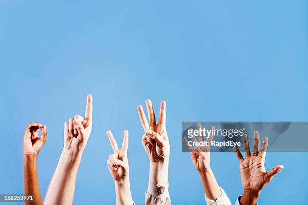six hands count from 0 to 5 against blue background - veiling stockfoto's en -beelden