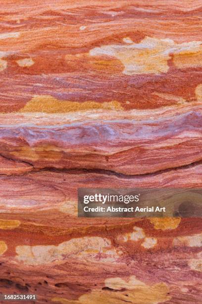 close up photograph showing a majestic rock formation on cable beach, broome, western australia, australia - características do litoral - fotografias e filmes do acervo