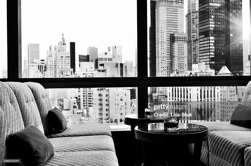 Skyline di New York da una finestra Bar Lounge.Black e bianco.