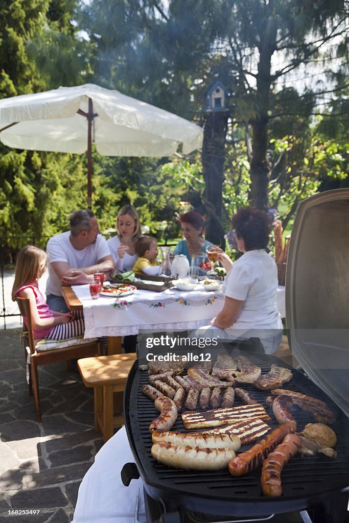 Famille de fête en plein air