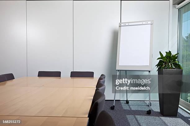 büro/meetingraum mit flipchart. - flipchart stock-fotos und bilder