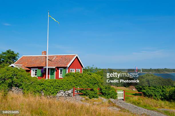 linda poco cabaña en el archipiélago - swedish culture fotografías e imágenes de stock