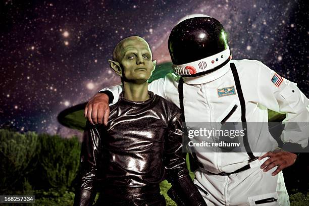 alien e astronauta ovni spaceship landing - extraterrestre - fotografias e filmes do acervo