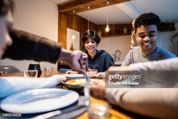 家でピザを食べる幸せな家族 - いとこ ストックフォトと画像