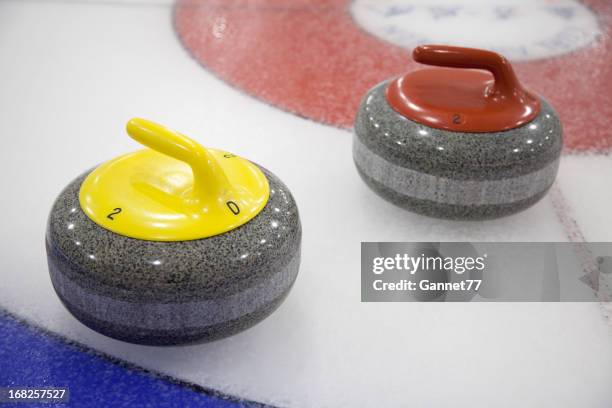 curling stones - curlingsteen stockfoto's en -beelden