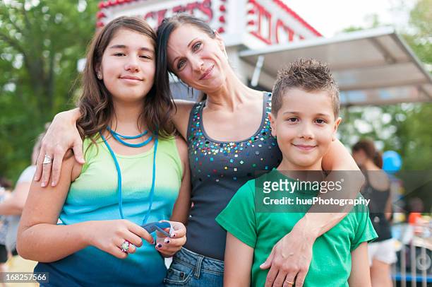 family at a festival - hangout festival day 3 stockfoto's en -beelden