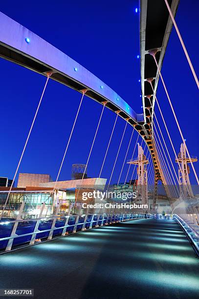 millennium bridge, salford quays, manchester - salford quays fotografías e imágenes de stock