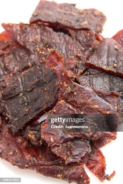 gepfefferte beef jerky (trockenfleisch) - beef jerky stock-fotos und bilder