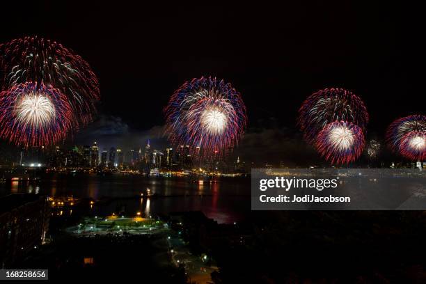 new york city syncronized fireworks - american 4th july celebrations stockfoto's en -beelden