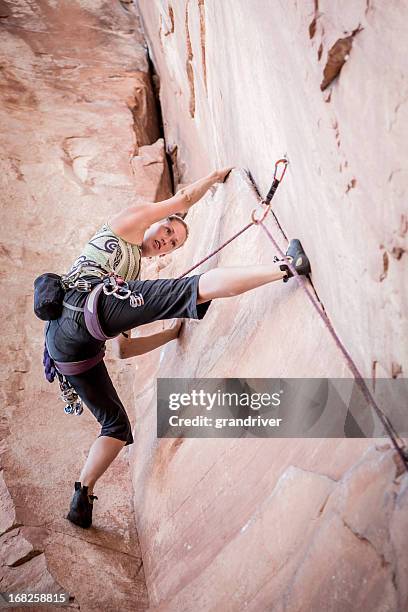 escaladeur jeune femme sur une falaise de grès - mousqueton photos et images de collection