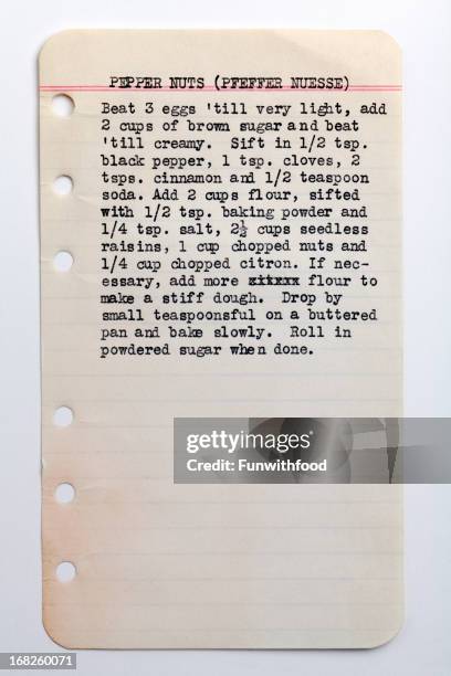 recette de biscuits aux épices de gingembre noël ingrédient cahier de papier de fond - recette photos et images de collection