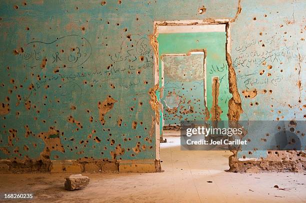 bullet-riddled rooms in quneitra, syria - despite liberation of mosul devastation of war continues stockfoto's en -beelden