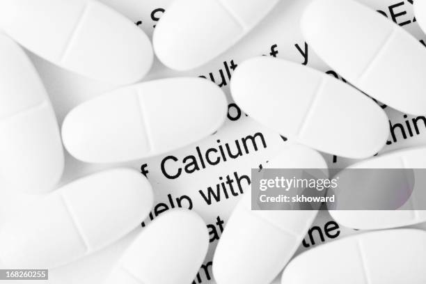 calcium pills - calcium stockfoto's en -beelden