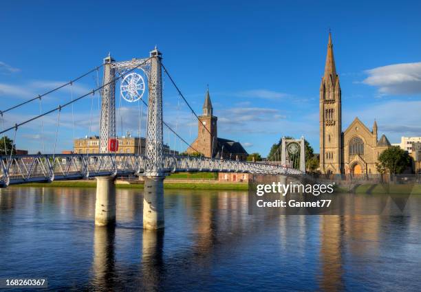 río ness de un puente peatonal, inverness - inverness fotografías e imágenes de stock