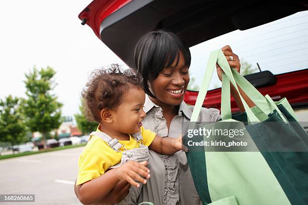 grocery shopping - herbruikbare tas stockfoto's en -beelden