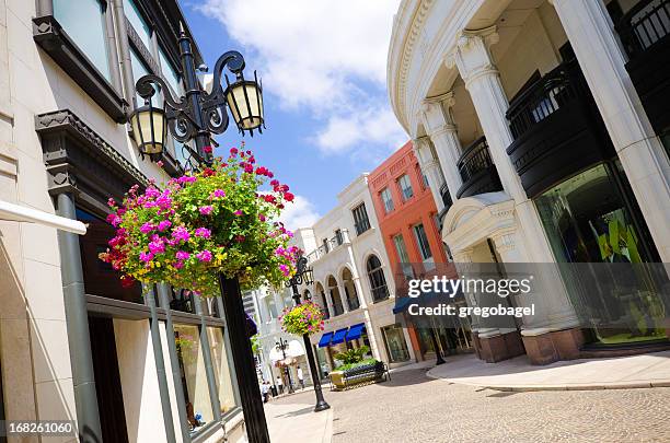 través de rodeo en beverly hills, california - rodeo drive fotografías e imágenes de stock