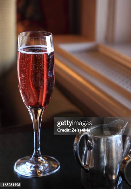 kir royale em taça de champanhe - liqueur - fotografias e filmes do acervo