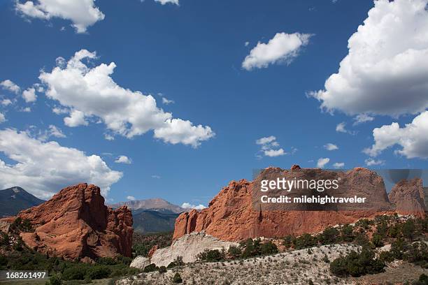 pikes peak clouds garden of the gods park colorado springs - pikes peak national forest 個照片及圖片檔