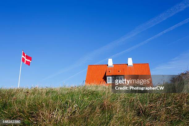 typisch dänische house - danish flags stock-fotos und bilder