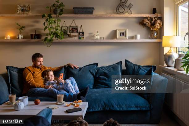 rilassarsi con mia figlia - famiglia casa foto e immagini stock