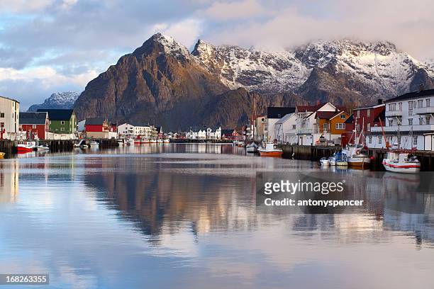 henningsvaer harbour - henningsvaer stock pictures, royalty-free photos & images