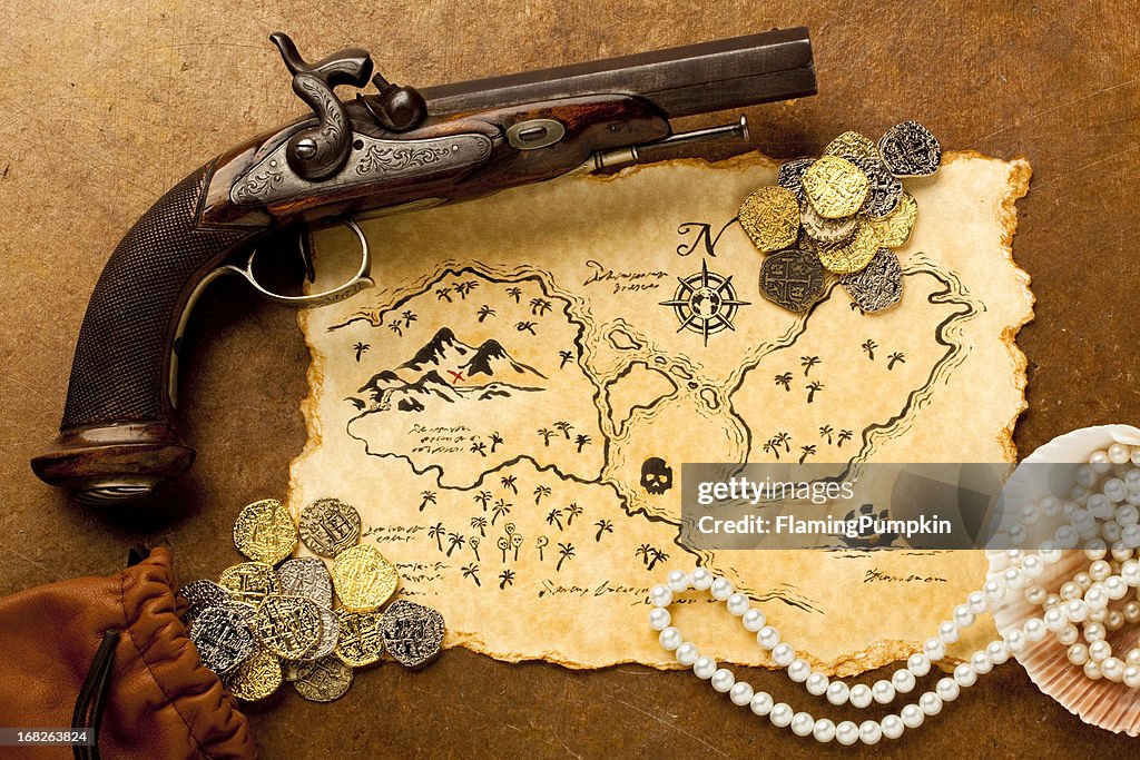 Mapa del tesoro y pistola. Encuadre completo. XXXL