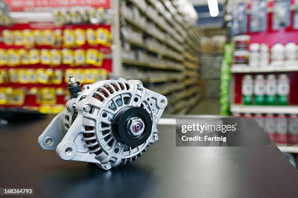 nuevo automoción alternador en un departamento de las partes. - repuesto fotografías e imágenes de stock