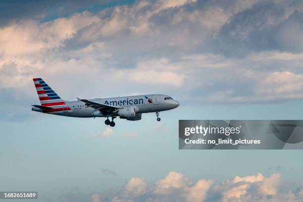 american airlines airplane flying over toronto in canada - american airlines stockfoto's en -beelden