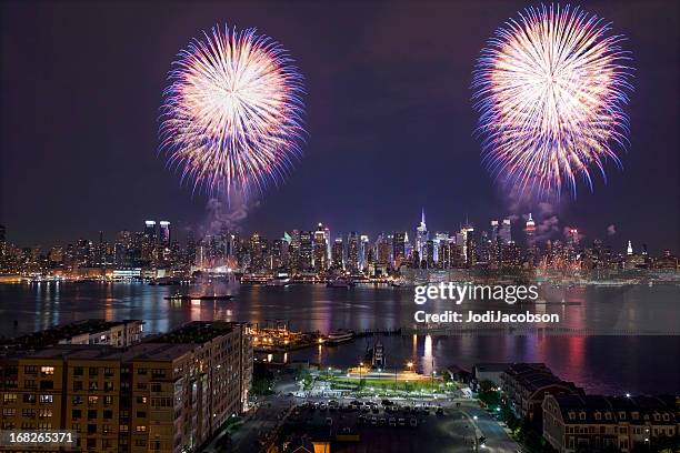 syncronized fuegos artificiales de la ciudad de nueva york - 4th fotografías e imágenes de stock
