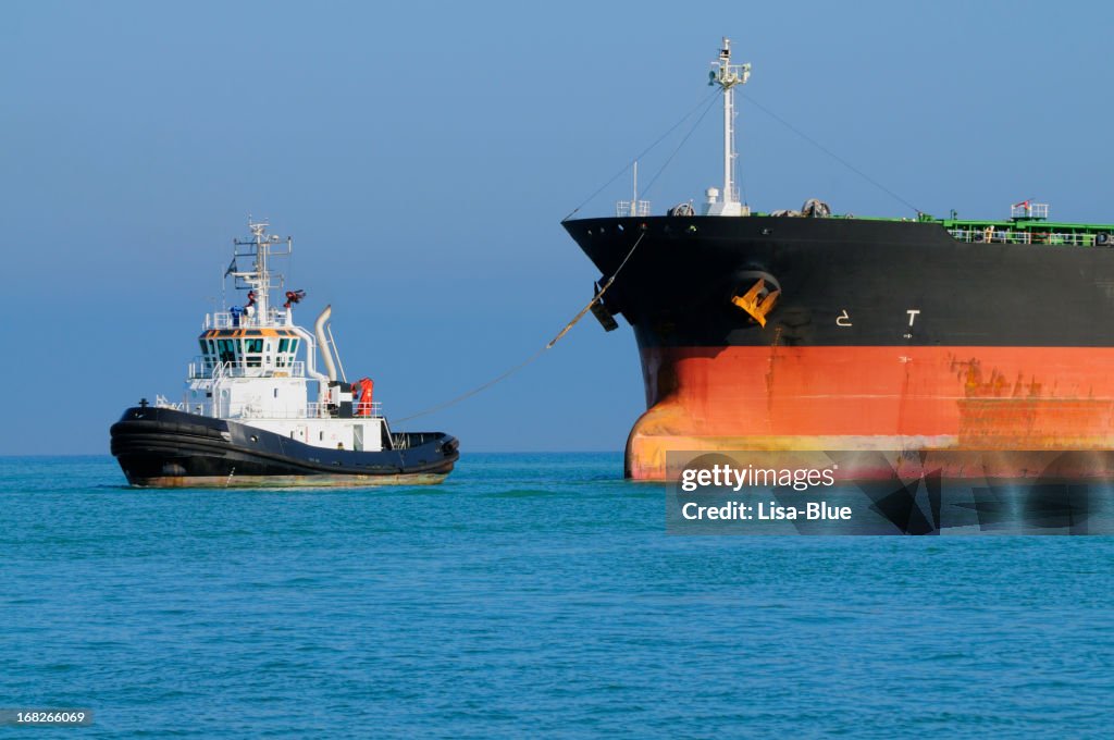 Schlepper ziehen Industriell genutztes Schiff