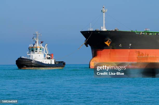 schlepper ziehen industriell genutztes schiff - schlepper stock-fotos und bilder