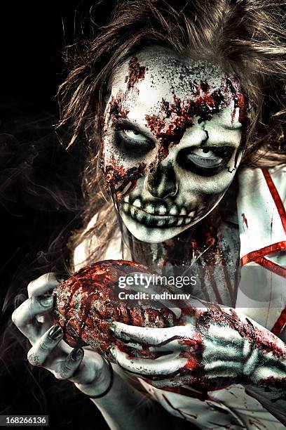 ゾンビーフィーディング - zombie girl ストックフォトと画像
