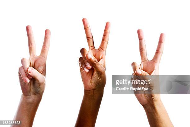drei weibliche hände machen v für den sieg sign - friedenszeichen handzeichen stock-fotos und bilder