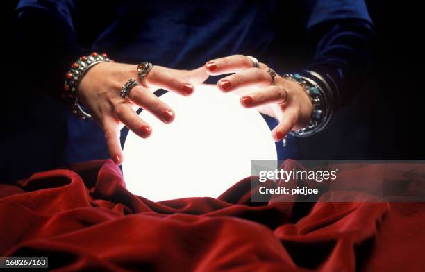 mains sur éclatante de bal crystal - boule de cristal photos et images de collection