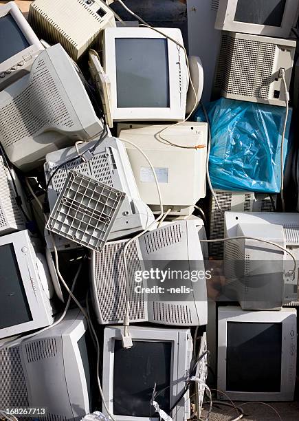 Trashed Computer Computer Desktop Trash Photos and Premium High Res Pictures - Getty Images