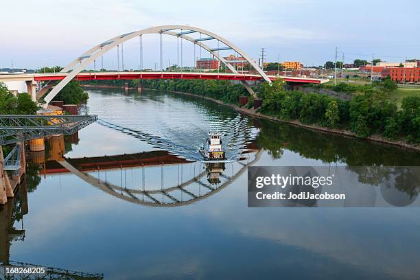 paisaje de la ciudad: gateway puente de la ciudad de nashville, tennessee - cumberland usa fotografías e imágenes de stock