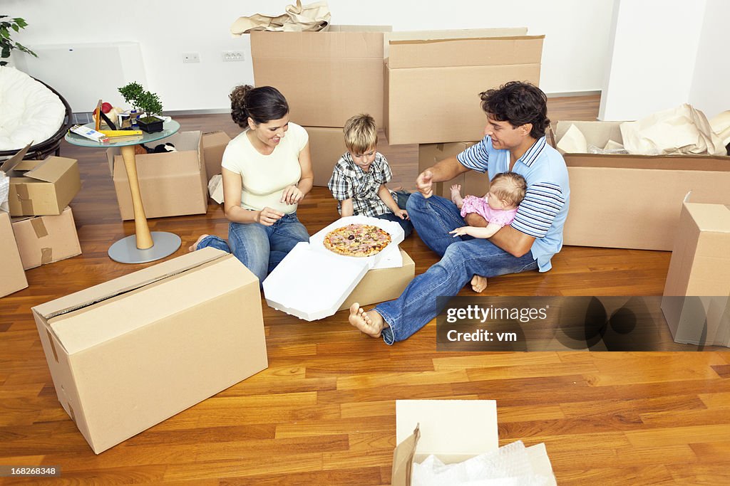 若い家族のお子様を 2 つの新装のアパートメントサイズのピザ）を食べる