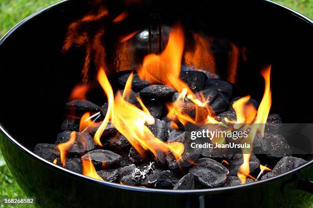 charcoal grill - charcoal stockfoto's en -beelden