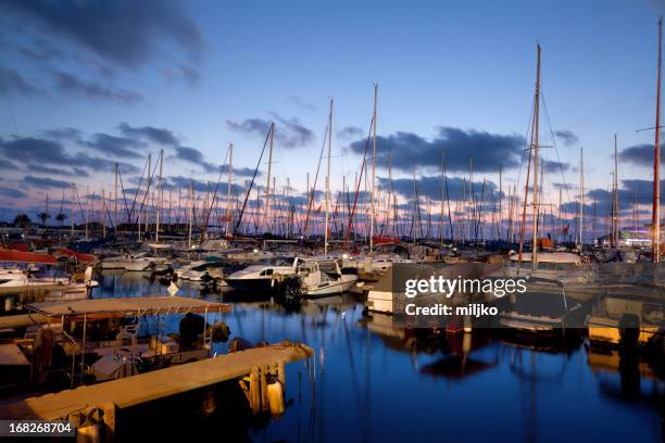 hafen mit luxus-segelboote - herzliya marina stock-fotos und bilder