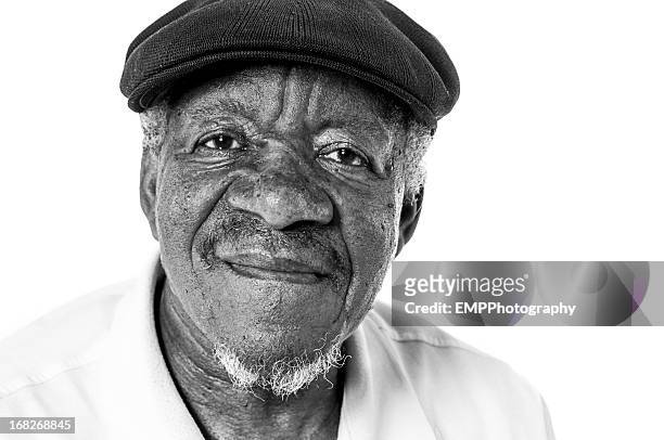 portriat de senior hombre afroamericano en blanco y negro - blanco y negro fotografías e imágenes de stock