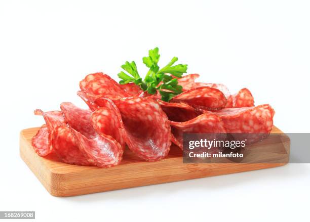 fatias de salame sobre uma tábua de cozinha - portion imagens e fotografias de stock