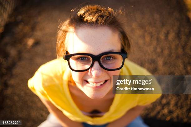 frikis chica con hermosa sonrisa - thick white women fotografías e imágenes de stock